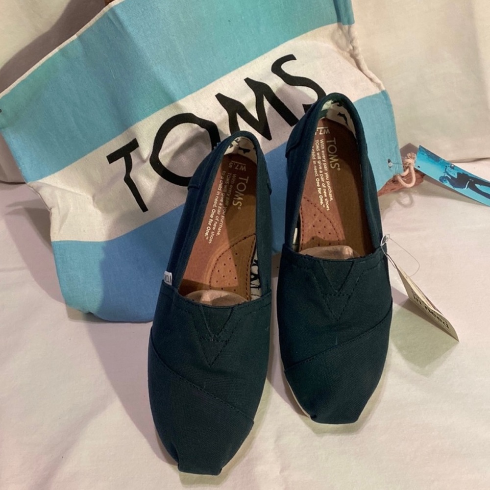 TOMS classic navy canvas shoe. Size women 7.5. NIB